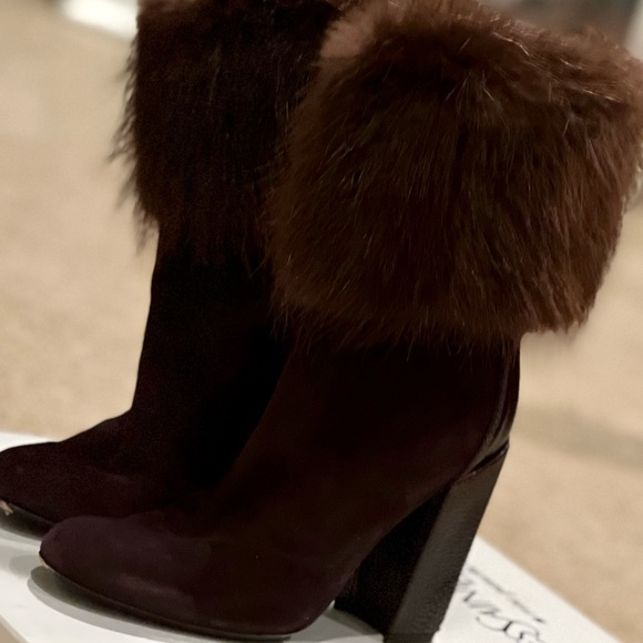 Luxurious brown suede boots, fur topped and alligator print leather heal. - Picture 11 of 13
